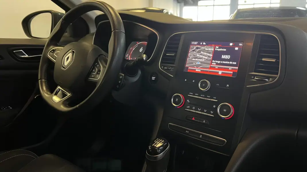 Renault Mégane 2016 - 12990 EUR, 130000 km - AUTO.MOTO.pt - 130000km - foto 16 de 37