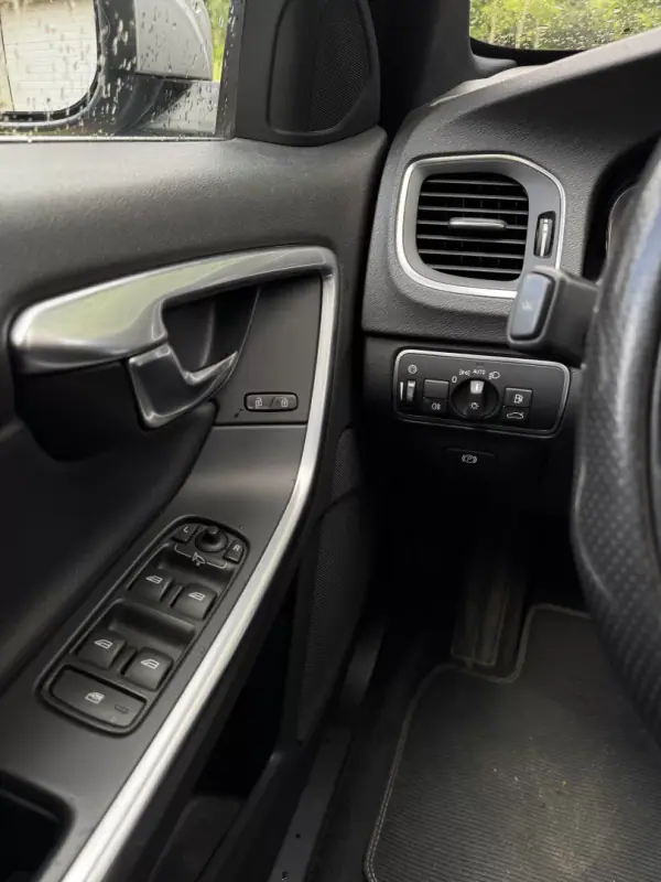Volvo V60 2015 - 15965 EUR, 271000 km - AUTO.MOTO.pt - 271000km - foto 17 de 22