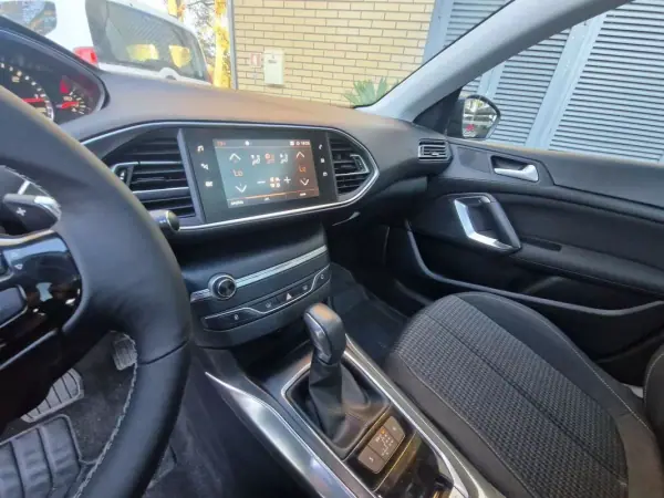 Peugeot 308 SW 2019 - 12990 EUR, 133000 km - AUTO.MOTO.pt - 133000km - foto 11 de 13