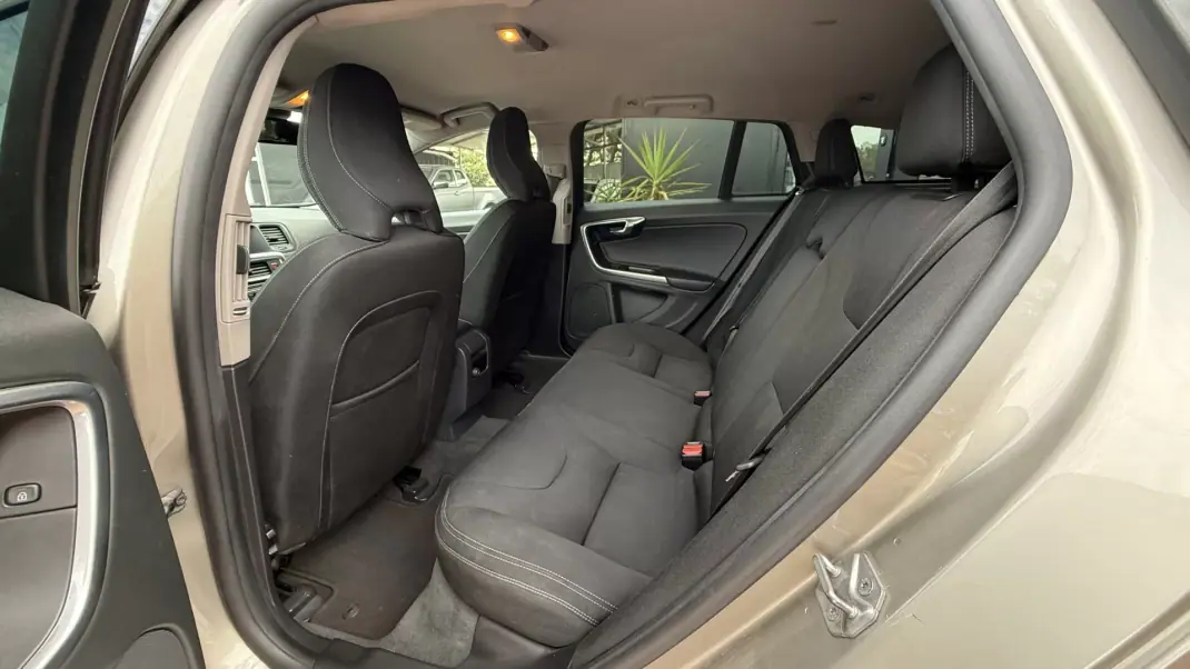Volvo V60 2015 - 9990 EUR, 265000 km - 265000km - foto 14 de 25