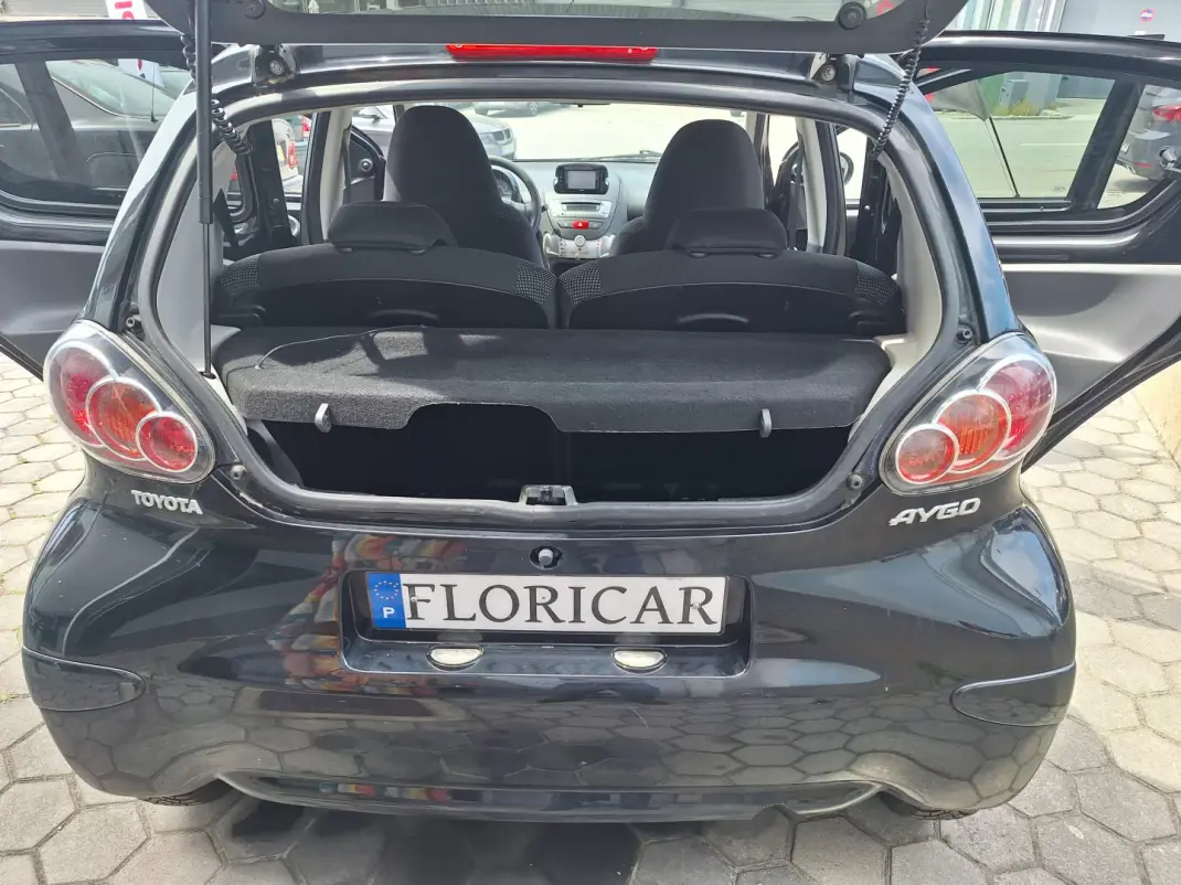 Toyota Aygo 2012 - 5900 EUR, 169000 km - AUTO.MOTO.pt - 169000km - foto 11 de 16