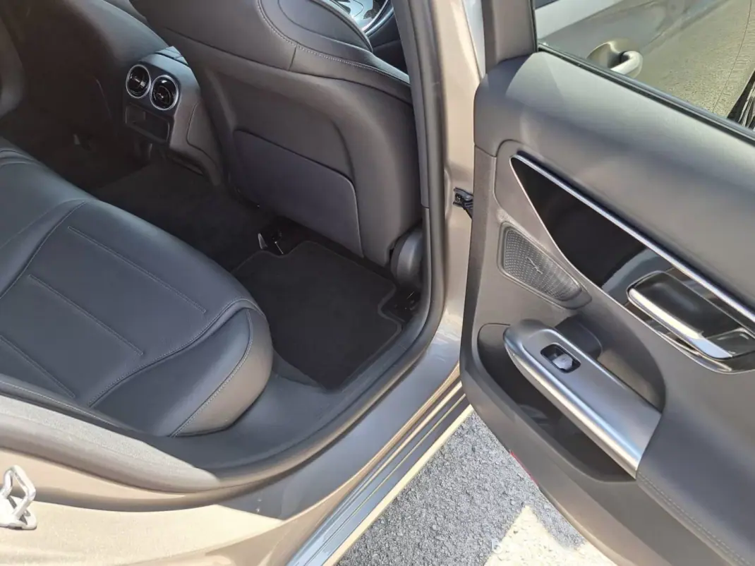 Mercedes-Benz C 300e 2022 - 38990 EUR, 59000 km - 59000km - foto 23 de 47