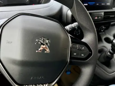 Peugeot Partner 1.5 BlueHdi L1 102Cv | CARPLAY | IVA DEDUTÍVEL 2023 - 17950 EUR, 53000 km - AUTO.MOTO.pt - 53000km - foto 18 de 21
