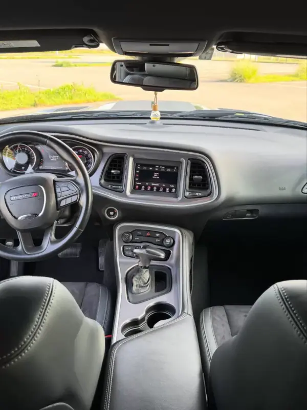 Dodge Challenger 2019 - 61950 EUR, 66000 km - AUTO.MOTO.pt - 66000km - foto 6 de 8