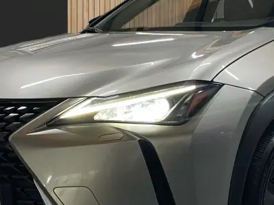 Lexus UX 250h 2021 - 24950 EUR, 126000 km - AUTO.MOTO.pt - 126000km - foto 5 de 20