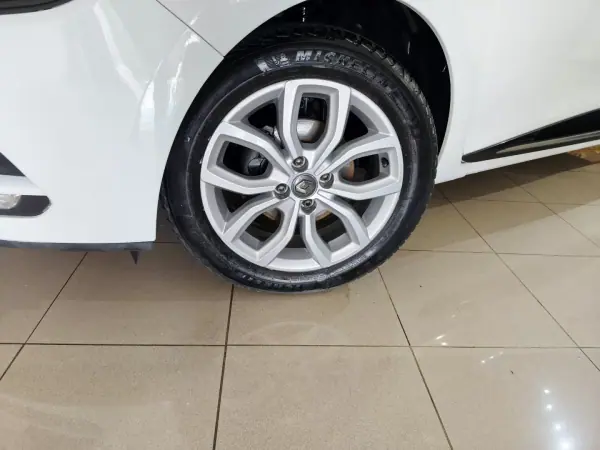 Renault Clio 2019 - 10990 EUR, 99000 km - AUTO.MOTO.pt - 99000km - foto 4 de 24