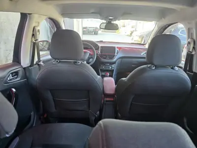 Peugeot 208 2012 - 6250 EUR, 158000 km - AUTO.MOTO.pt - 158000km - foto 8 de 12