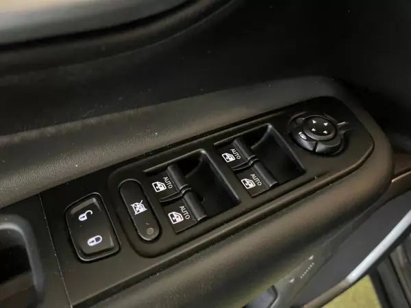 Jeep Renegade 2019 - 15950 EUR, 142000 km - AUTO.MOTO.pt - 142000km - foto 23 de 24
