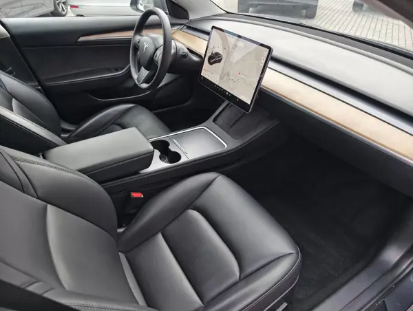 Tesla Model 3 2021 - 27500 EUR, 87000 km - AUTO.MOTO.pt - 87000km - foto 12 de 16