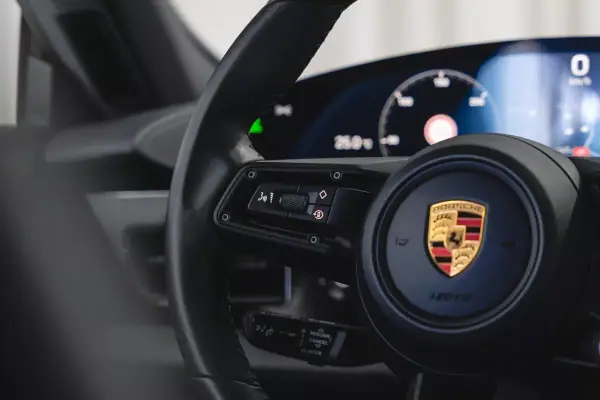 Porsche Taycan 2020 - 64950 EUR, 55941 km - AUTO.MOTO.pt - 55941km - foto 48 de 52