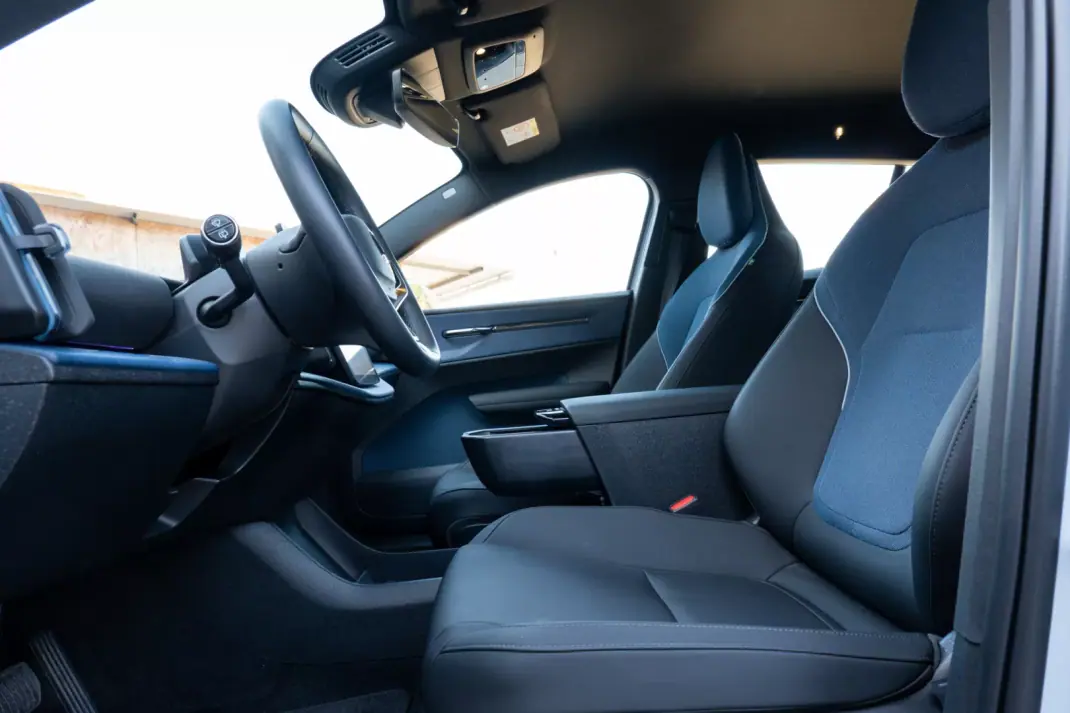 Volvo EX 30 2024 - 31900 EUR, 28000 km - AUTO.MOTO.pt - 28000km - foto 11 de 26