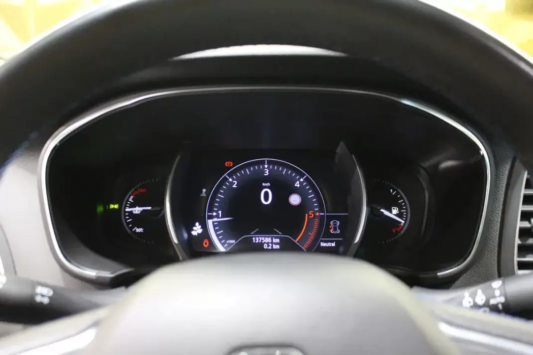 Renault Mégane Sport Tourer 2020 - 16790 EUR, 137000 km - AUTO.MOTO.pt - 137000km - foto 32 de 37