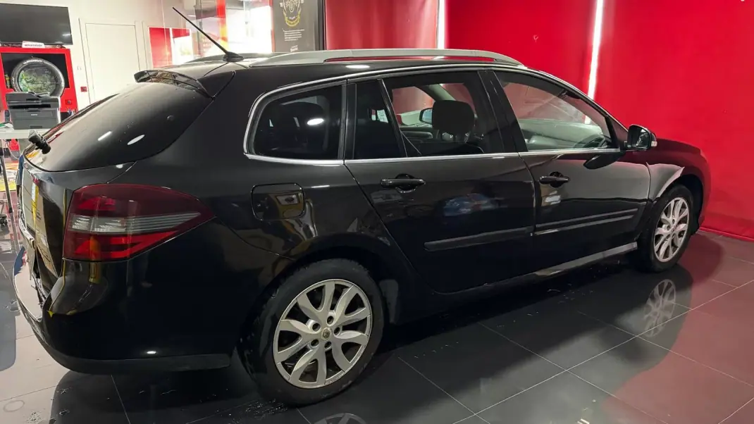 Renault Laguna 2010 - 5750 EUR, 374496 km - AUTO.MOTO.pt - 374496km - foto 5 de 15