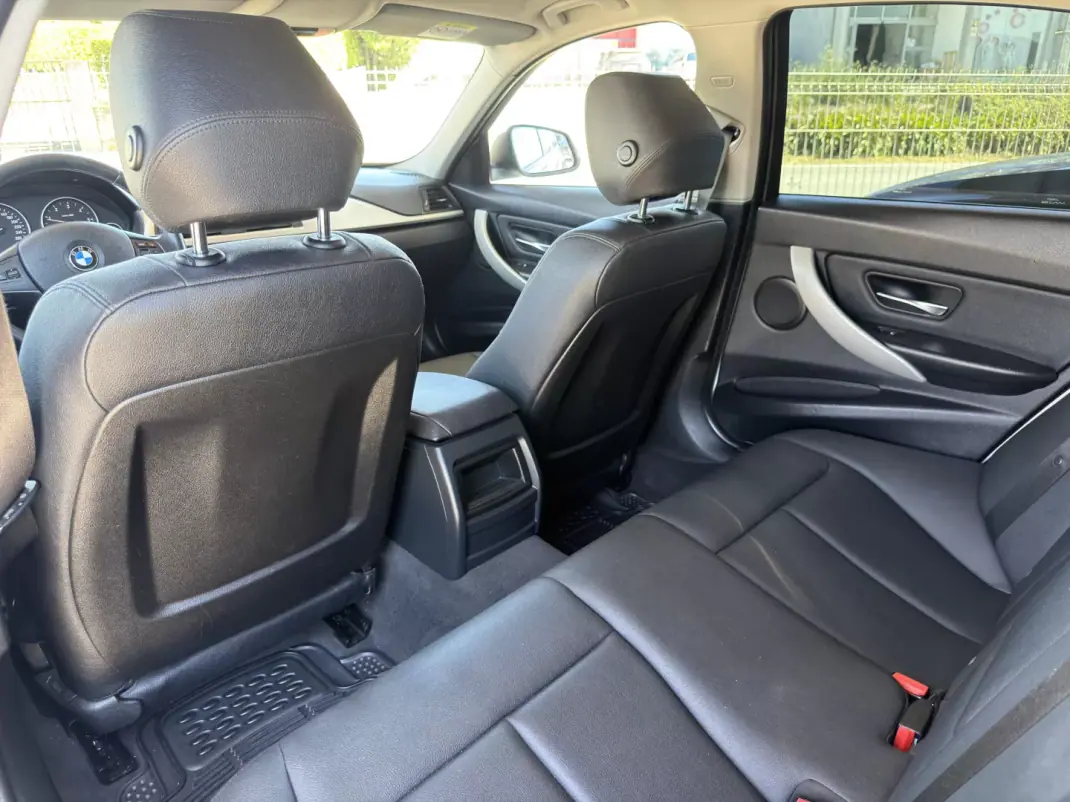 BMW 318 2013 - 13500 EUR, 239000 km - AUTO.MOTO.pt - 239000km - foto 16 de 22