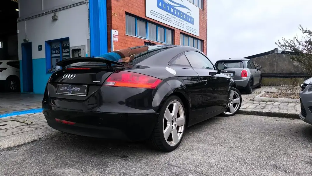 Audi TT Coupé 2006 - 11900 EUR, 198000 km - AUTO.MOTO.pt - 198000km - foto 6 de 12