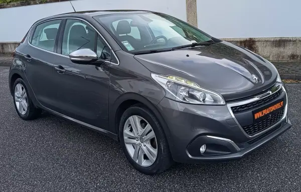 Peugeot 208 2018 - 8490 EUR, 187200 km - AUTO.MOTO.pt - 187200km - foto 3 de 17