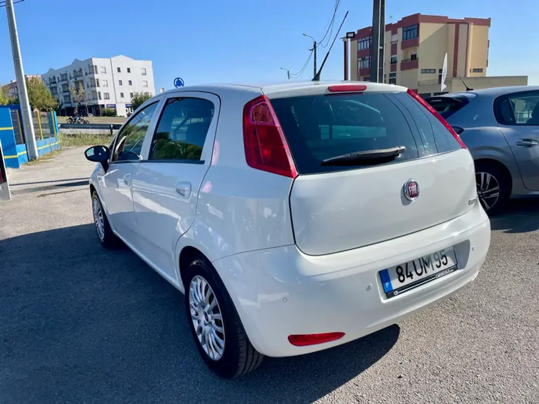 Fiat Punto 2018 - 7950 EUR, 174029 km - AUTO.MOTO.pt - 174029km - foto 5 de 24
