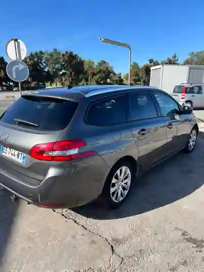 Peugeot 308 2016 - 7500 EUR, 147658 km - 147658km - foto 3 de 9