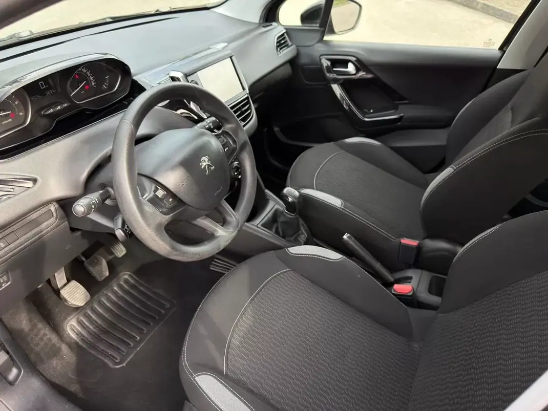 Peugeot 208 2015 - 7900 EUR, 173040 km - AUTO.MOTO.pt - 173040km - foto 21 de 25