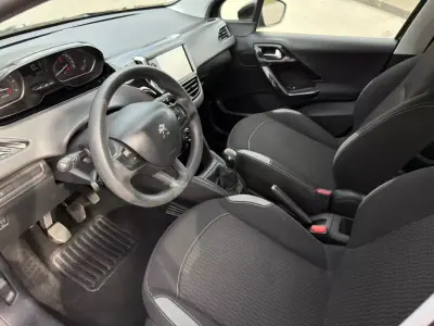 Peugeot 208 2015 - 7900 EUR, 173040 km - AUTO.MOTO.pt - 173040km - foto 21 de 25