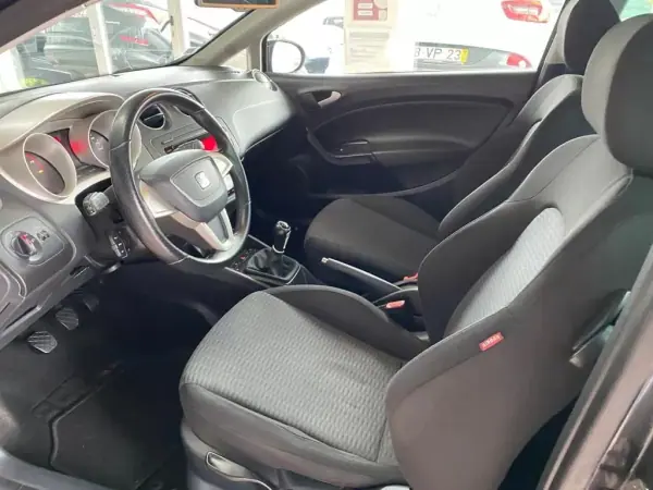 SEAT Ibiza 2011 - 7490 EUR, 134000 km - AUTO.MOTO.pt - 134000km - foto 32 de 34