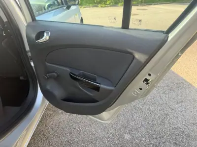 Opel Corsa 2010 - 5100 EUR, 183000 km - AUTO.MOTO.pt - 183000km - foto 15 de 23