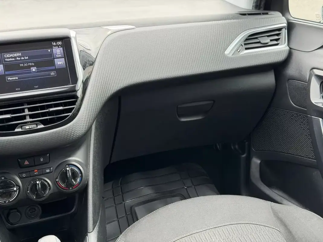 Peugeot 208 2017 - 10900 EUR, 72148 km - 72148km - foto 4 de 17
