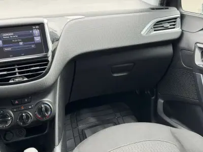 Peugeot 208 2017 - 10900 EUR, 72148 km - AUTO.MOTO.pt - 72148km - foto 4 de 17