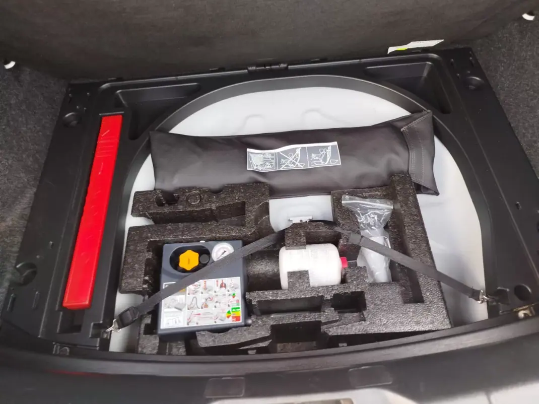 Volvo V40 Cross Country 2014 - 13950 EUR, 143620 km - AUTO.MOTO.pt - 143620km - foto 15 de 19