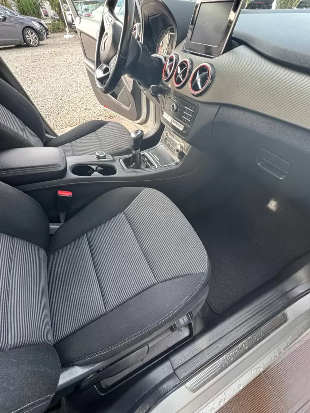 Mercedes-Benz B 180 2015 - 13500 EUR, 189400 km - AUTO.MOTO.pt - 189400km - foto 9 de 16