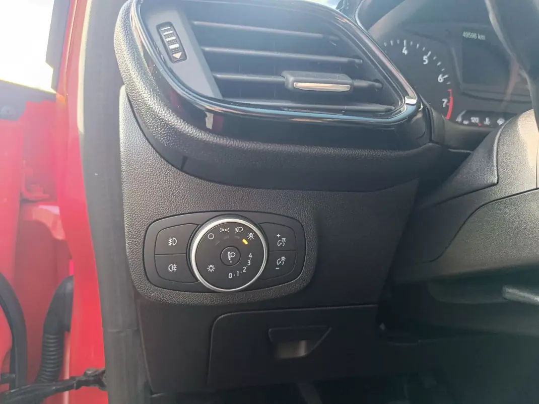 Ford Fiesta 2018 - 9900 EUR, 149596 km - AUTO.MOTO.pt - 149596km - foto 12 de 28