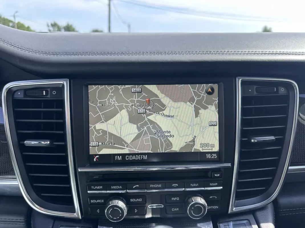 Porsche Panamera 2015 - 35000 EUR, 159000 km - AUTO.MOTO.pt - 159000km - foto 45 de 67