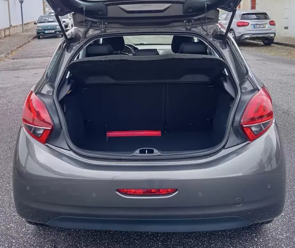 Peugeot 208 2018 - 8490 EUR, 187200 km - AUTO.MOTO.pt - 187200km - foto 9 de 17