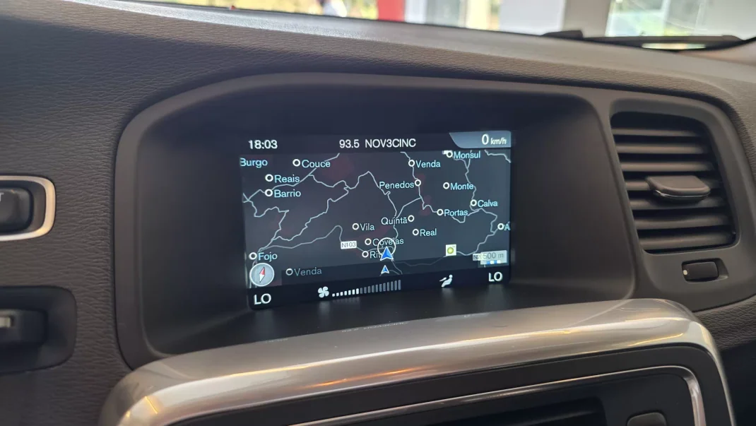 Volvo V60 2015 - 11900 EUR, 314478 km - AUTO.MOTO.pt - 314478km - foto 46 de 60