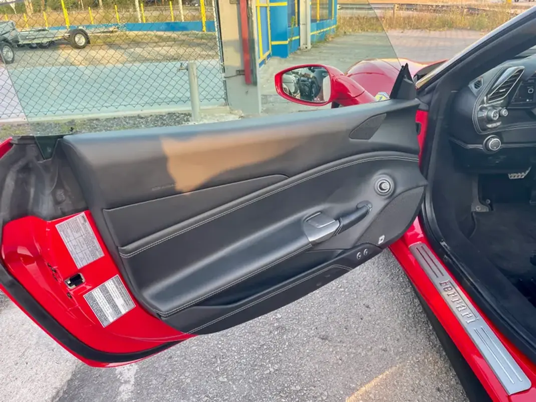 Ferrari 488 2017 - 299750 EUR, 26250 km - AUTO.MOTO.pt - 26250km - foto 16 de 26