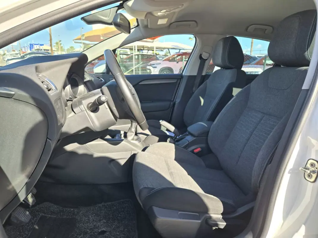 Citroën C4 2017 - 9950 EUR, 141760 km - AUTO.MOTO.pt - 141760km - foto 5 de 10