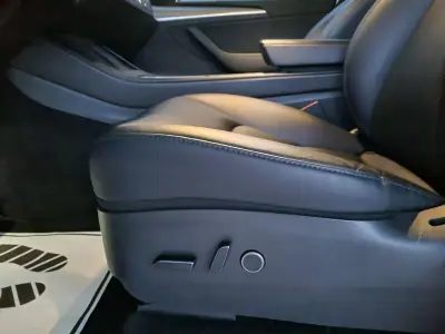 Tesla Model Y 2023 - 31990 EUR, 65000 km - AUTO.MOTO.pt - 65000km - foto 7 de 8