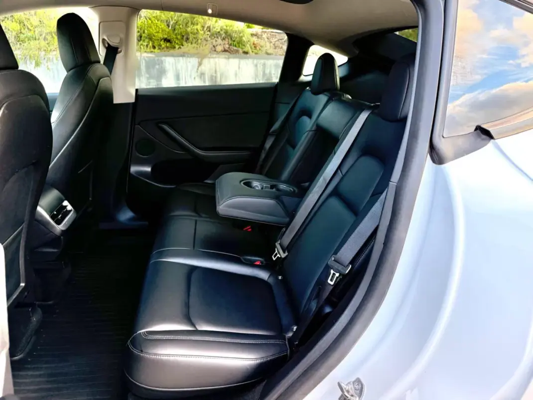 Tesla Model Y 2021 - 32500 EUR, 135000 km - 135000km - foto 12 de 23