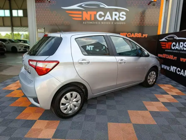 Toyota Yaris 2018 - 11900 EUR, 105553 km - AUTO.MOTO.pt - 105553km - foto 2 de 17