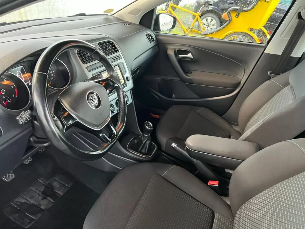 Volkswagen Polo 2015 - 8500 EUR, 150350 km - AUTO.MOTO.pt - 150350km - foto 9 de 11