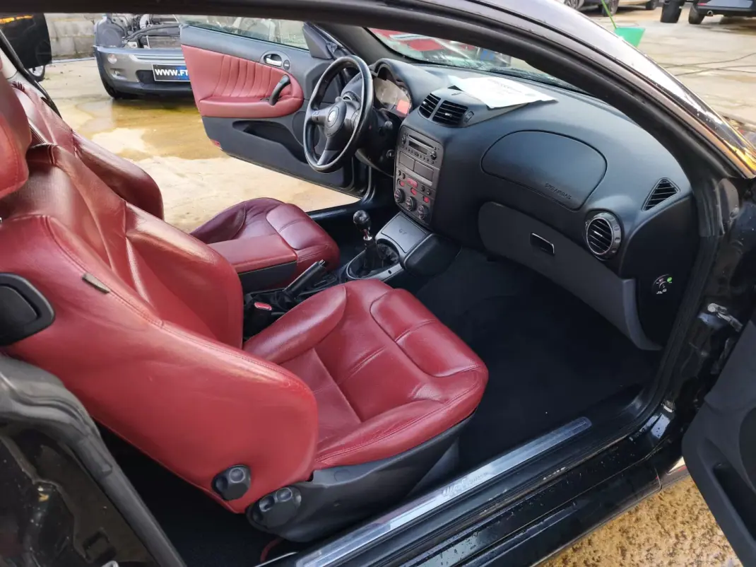 Alfa Romeo GT 2009 - 8990 EUR, 290000 km - AUTO.MOTO.pt - 290000km - foto 15 de 22