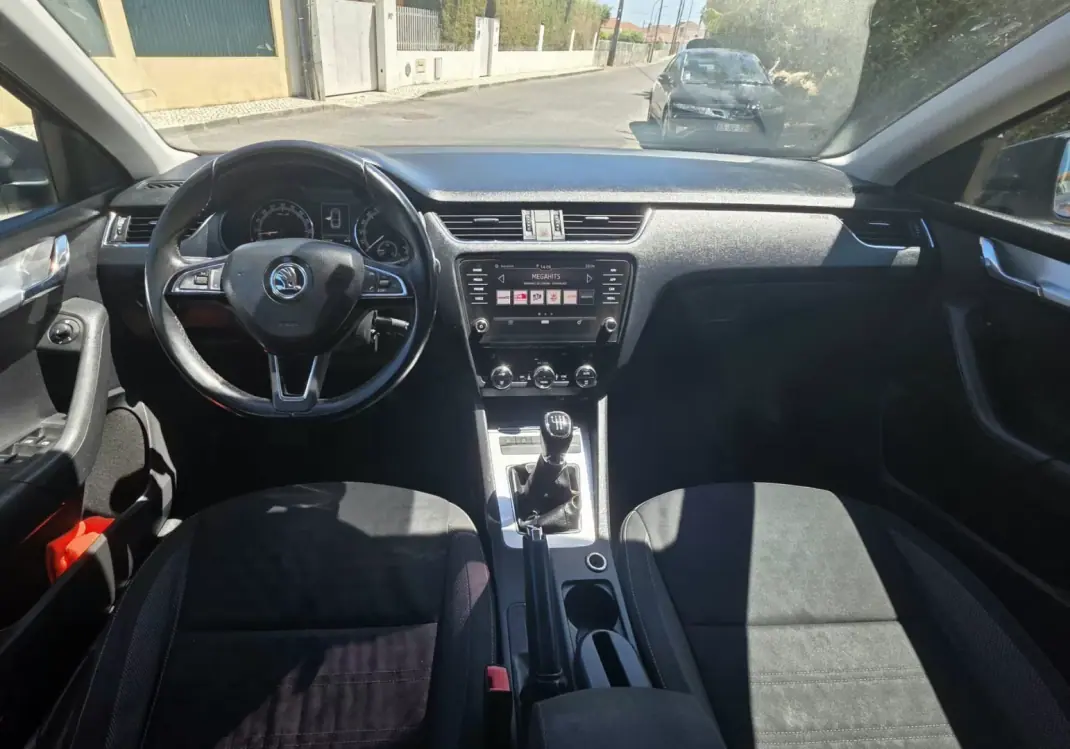 Skoda Octavia 2018 - 8990 EUR, 179225 km - AUTO.MOTO.pt - 179225km - foto 10 de 12