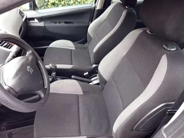 Peugeot 207 2007 - 5490 EUR, 183913 km - AUTO.MOTO.pt - 183913km - foto 7 de 10