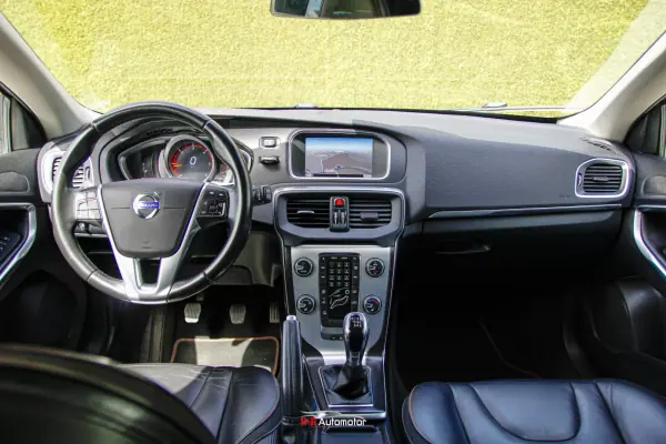 Volvo V40 2015 - 12900 EUR, 175000 km - AUTO.MOTO.pt - 175000km - foto 16 de 26