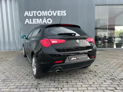 Alfa Romeo Giulietta 2018 - 15950 EUR, 122241 km - AUTO.MOTO.pt - 122241km - foto 5 de 17