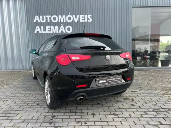 Alfa Romeo Giulietta 2018 - 15950 EUR, 122241 km - AUTO.MOTO.pt - 122241km - foto 5 de 17