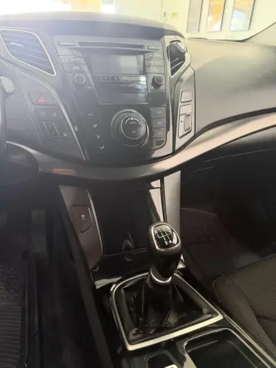 Hyundai i40 SW 2012 - 11000 EUR, 230000 km - AUTO.MOTO.pt - 230000km - foto 10 de 15