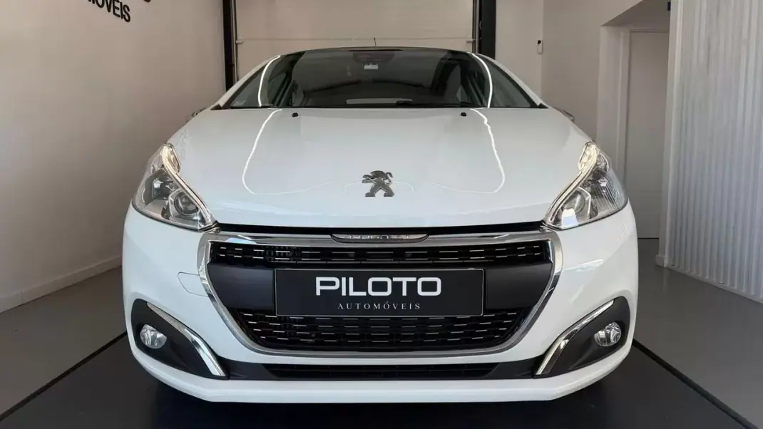Peugeot 208 2016 - 9990 EUR, 105740 km - AUTO.MOTO.pt - 105740km - foto 3 de 23