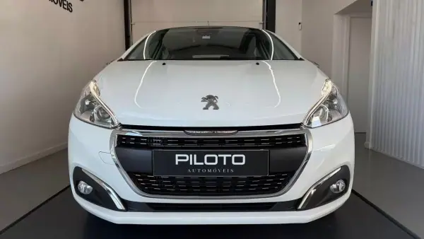 Peugeot 208 2016 - 9990 EUR, 105740 km - AUTO.MOTO.pt - 105740km - foto 3 de 23