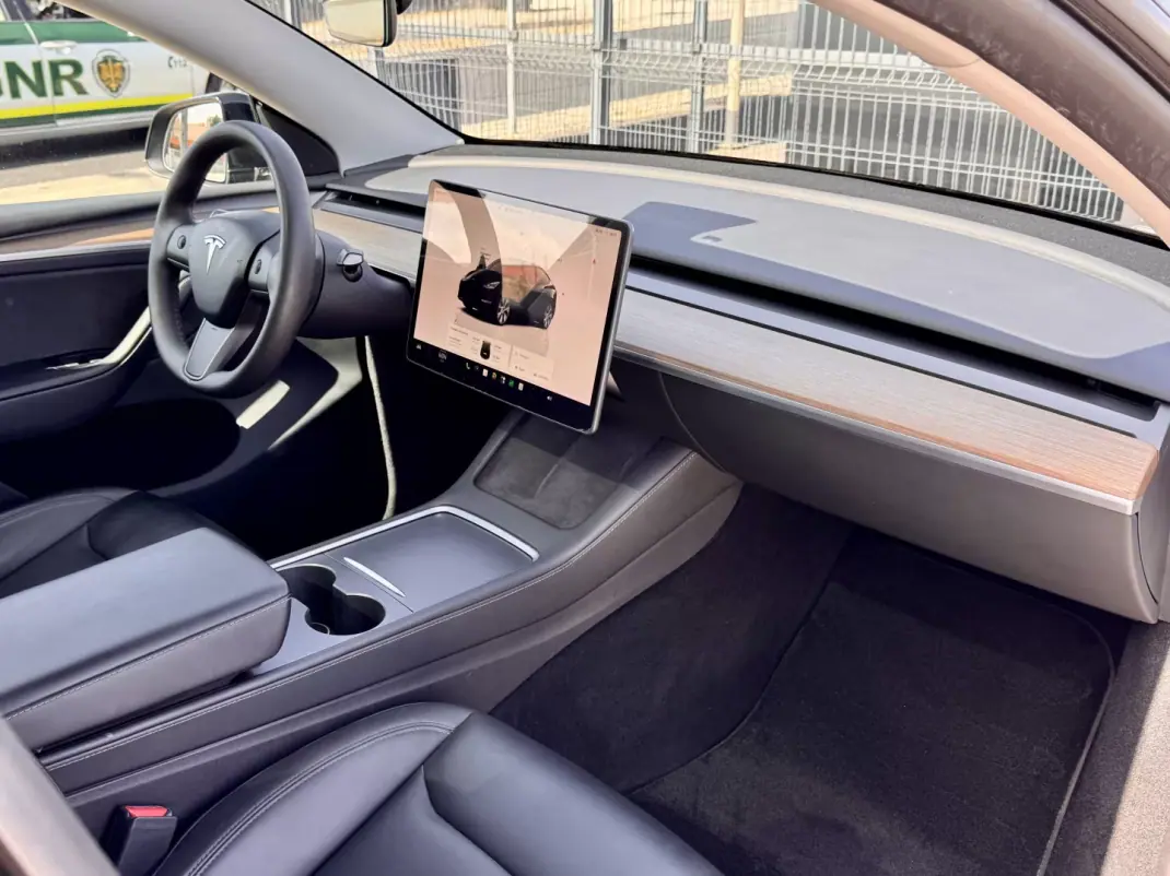 Tesla Model Y 2023 - 32990 EUR, 130000 km - 130000km - foto 9 de 18